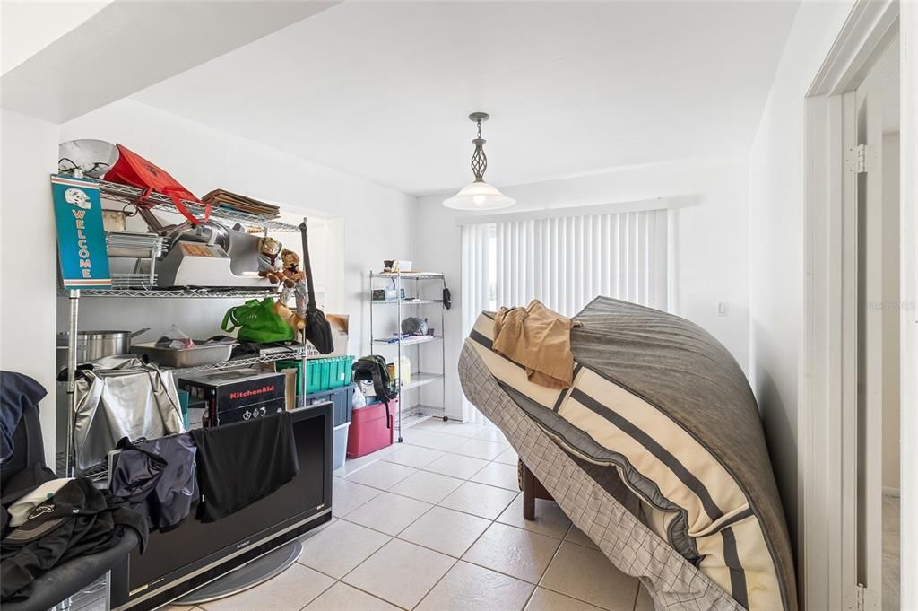 合同活跃: $249,000 (4 贝兹, 0 浴室, 2250 平方英尺)