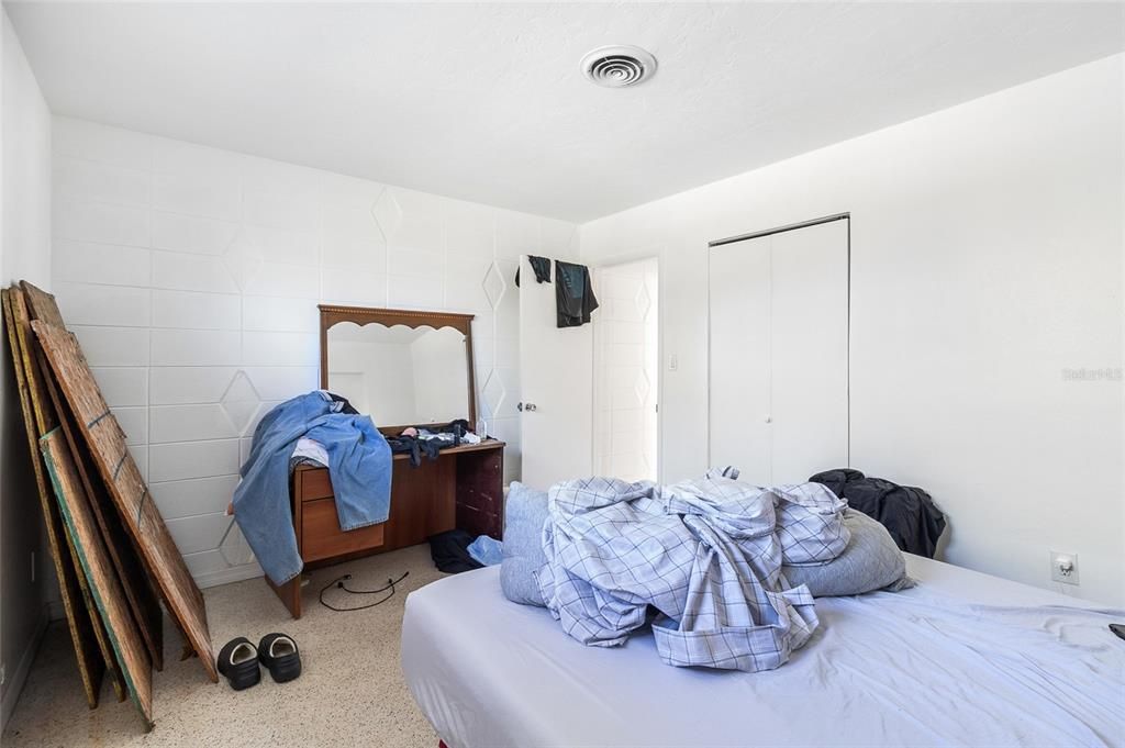 合同活跃: $249,000 (4 贝兹, 0 浴室, 2250 平方英尺)