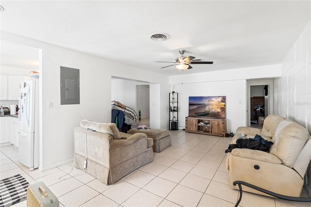 合同活跃: $249,000 (4 贝兹, 0 浴室, 2250 平方英尺)