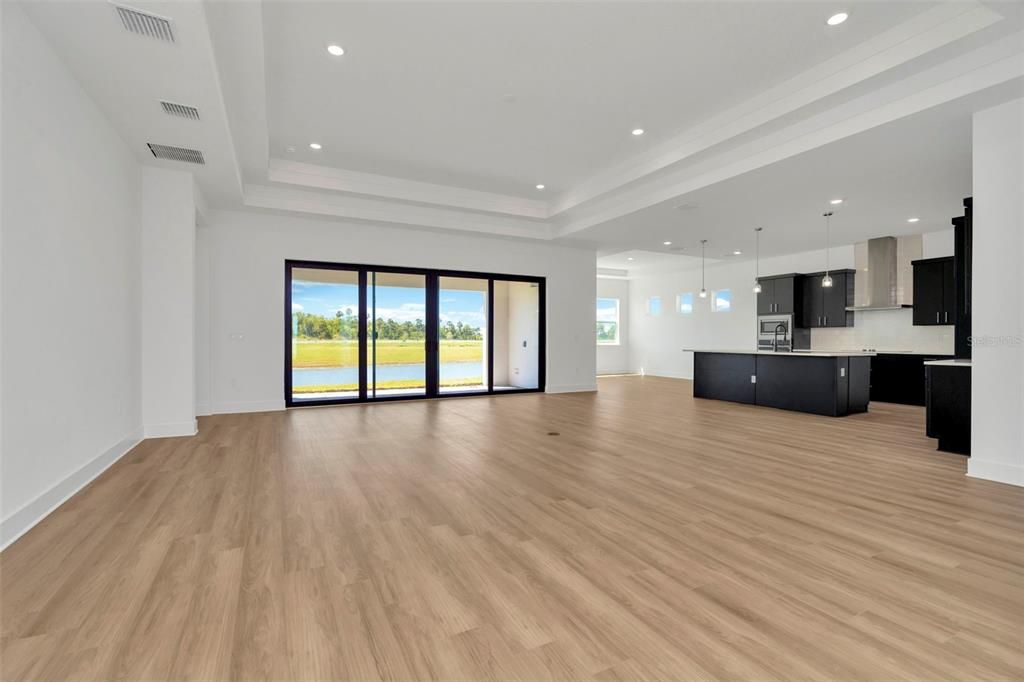 Под контрактом: $749,990 (4 спален, 3 ванн, 3440 Квадратных фут)