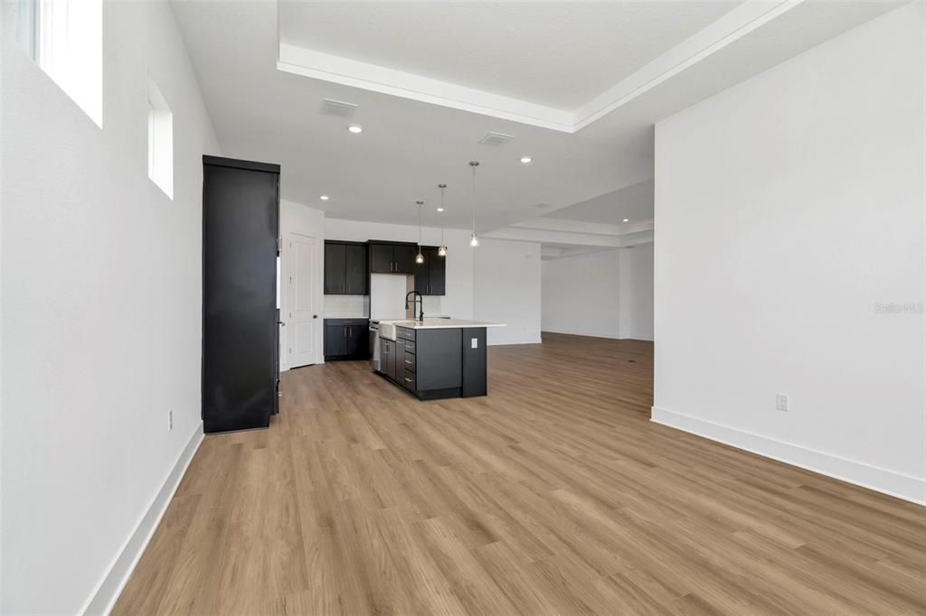 Под контрактом: $749,990 (4 спален, 3 ванн, 3440 Квадратных фут)