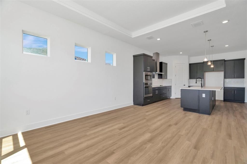 Под контрактом: $749,990 (4 спален, 3 ванн, 3440 Квадратных фут)