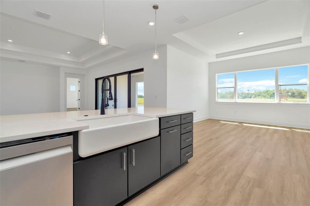 Под контрактом: $749,990 (4 спален, 3 ванн, 3440 Квадратных фут)