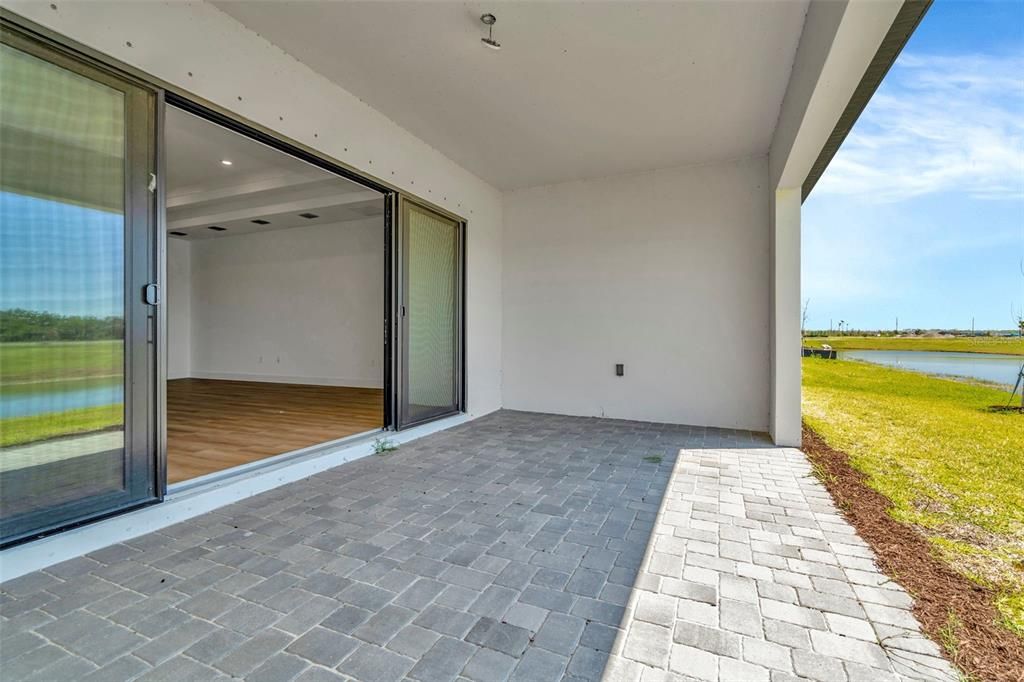 Под контрактом: $749,990 (4 спален, 3 ванн, 3440 Квадратных фут)