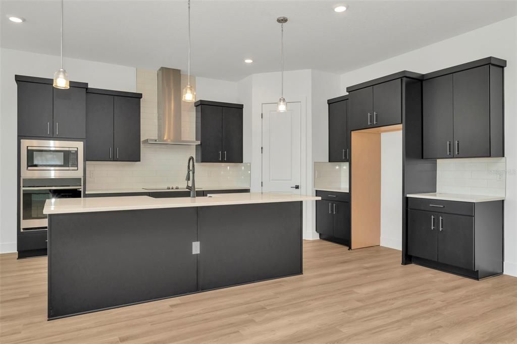 Под контрактом: $749,990 (4 спален, 3 ванн, 3440 Квадратных фут)