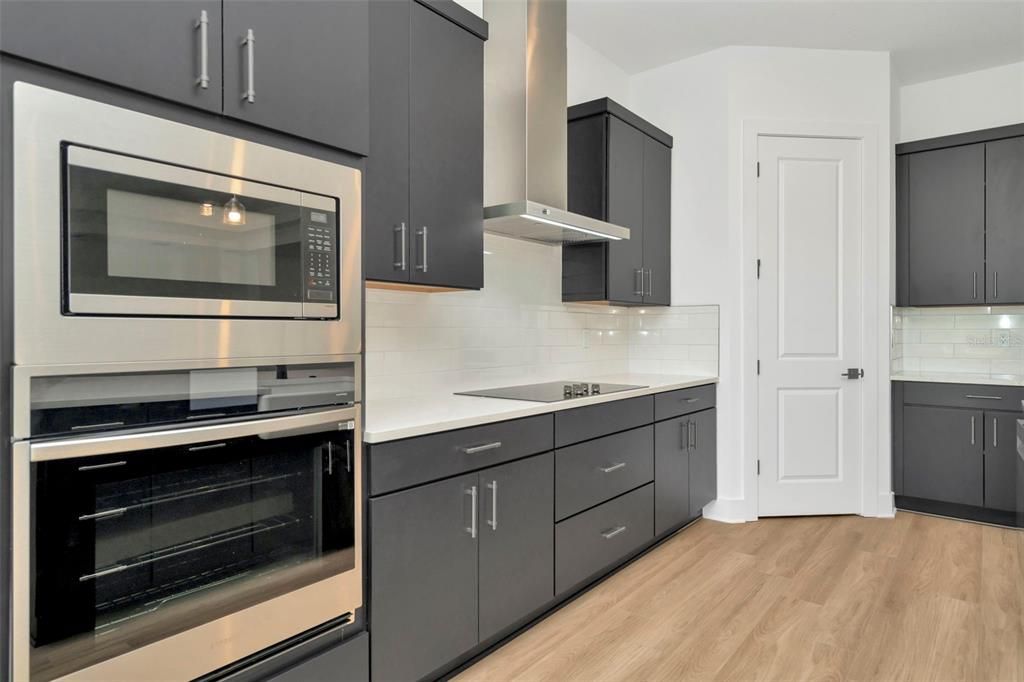 Под контрактом: $749,990 (4 спален, 3 ванн, 3440 Квадратных фут)