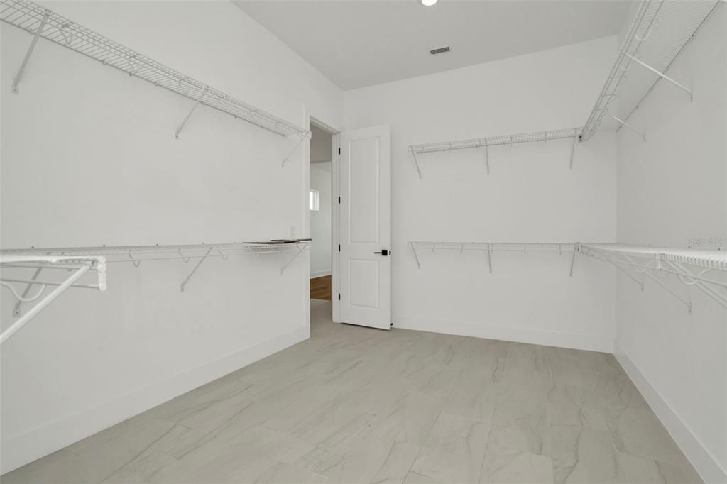 Под контрактом: $749,990 (4 спален, 3 ванн, 3440 Квадратных фут)