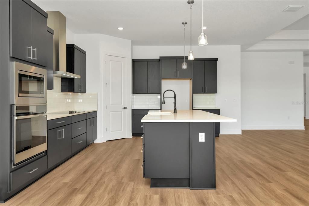 Под контрактом: $749,990 (4 спален, 3 ванн, 3440 Квадратных фут)