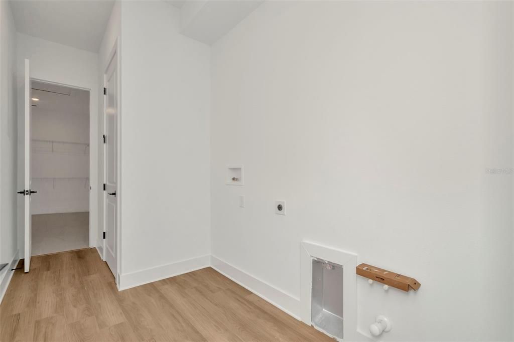 Под контрактом: $749,990 (4 спален, 3 ванн, 3440 Квадратных фут)