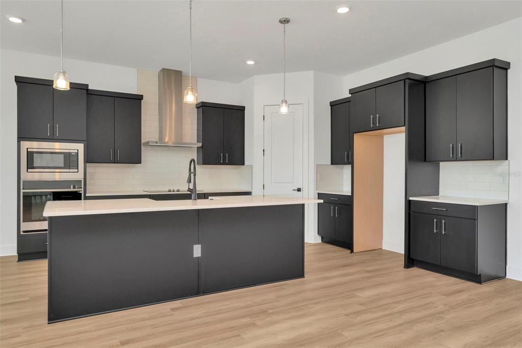 Под контрактом: $749,990 (4 спален, 3 ванн, 3440 Квадратных фут)