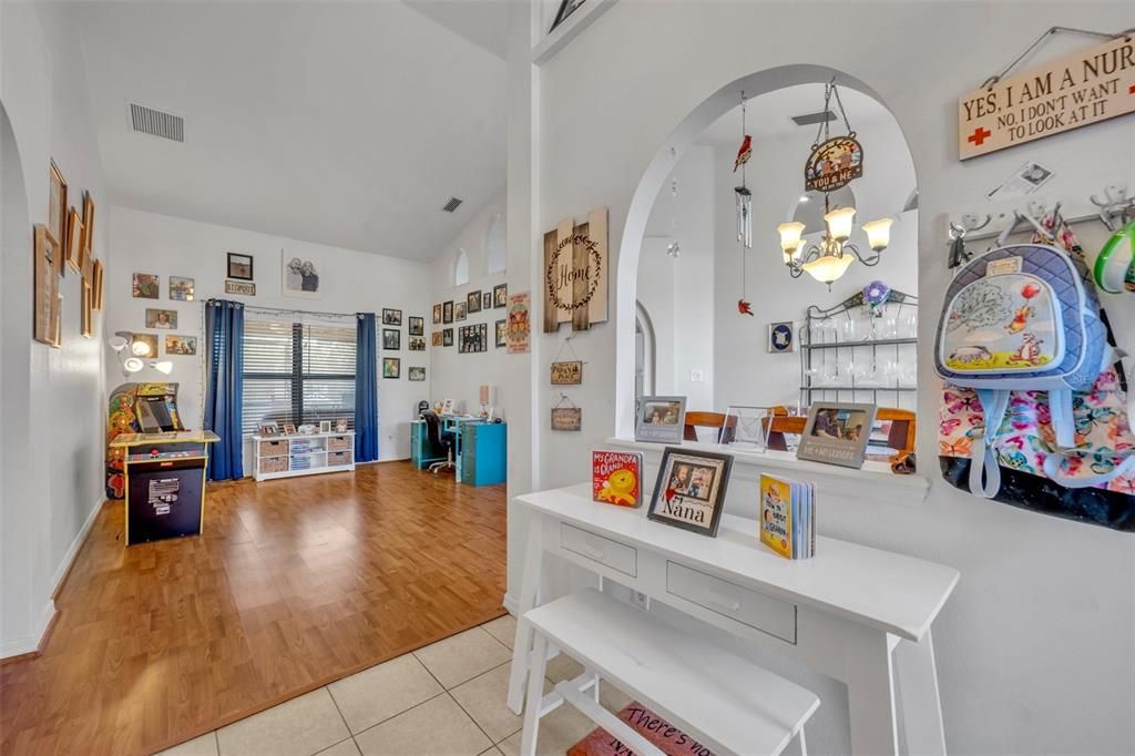 На продажу: $315,000 (4 спален, 2 ванн, 2172 Квадратных фут)