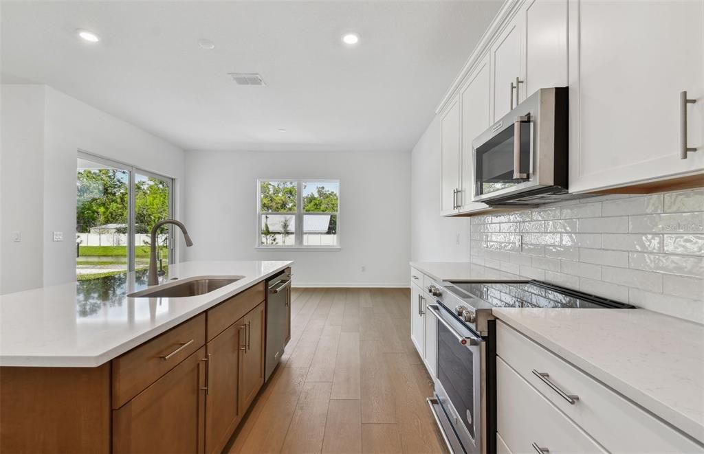 合同活跃: $565,470 (5 贝兹, 4 浴室, 3575 平方英尺)