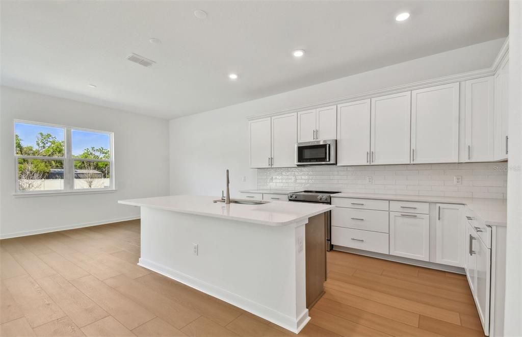 合同活跃: $565,470 (5 贝兹, 4 浴室, 3575 平方英尺)