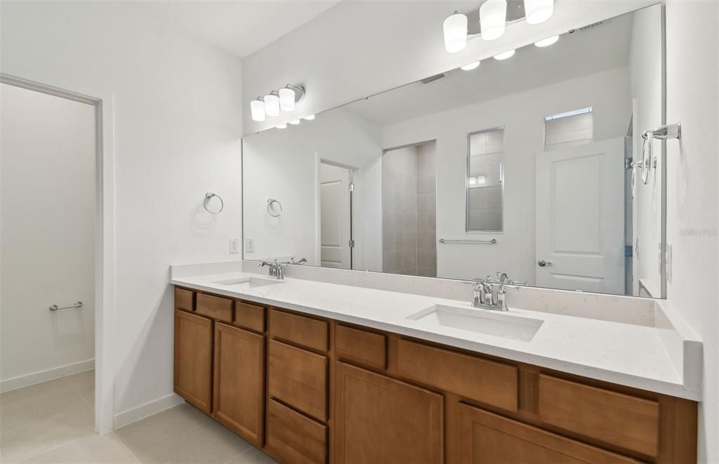 合同活跃: $565,470 (5 贝兹, 4 浴室, 3575 平方英尺)