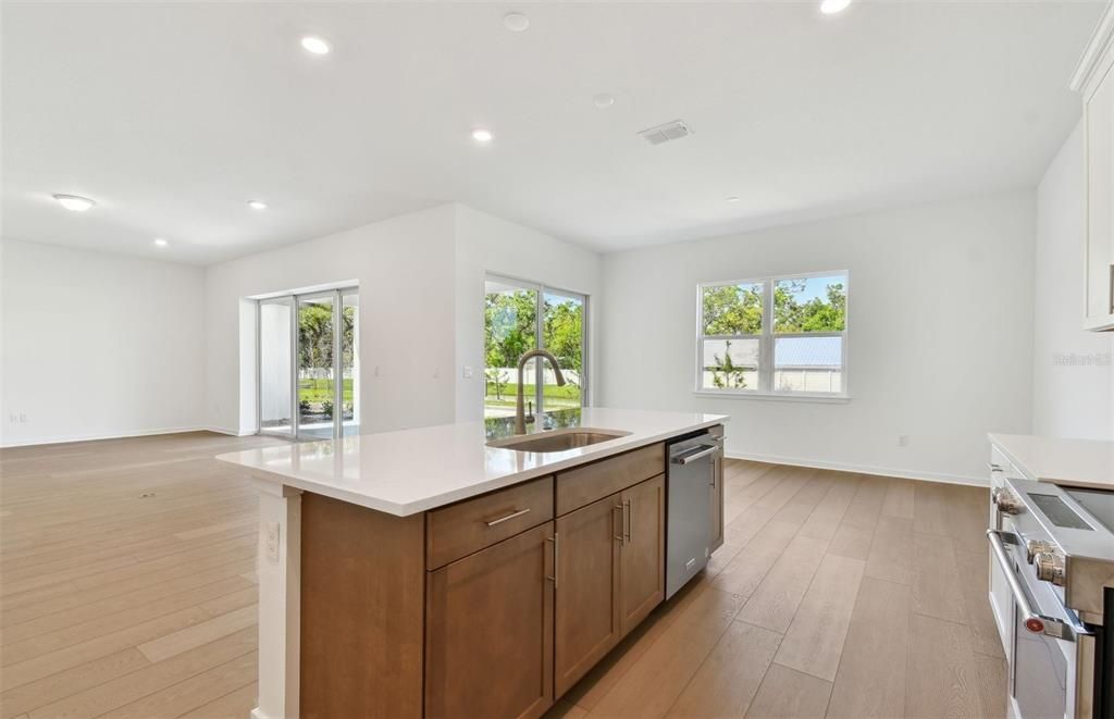 合同活跃: $565,470 (5 贝兹, 4 浴室, 3575 平方英尺)