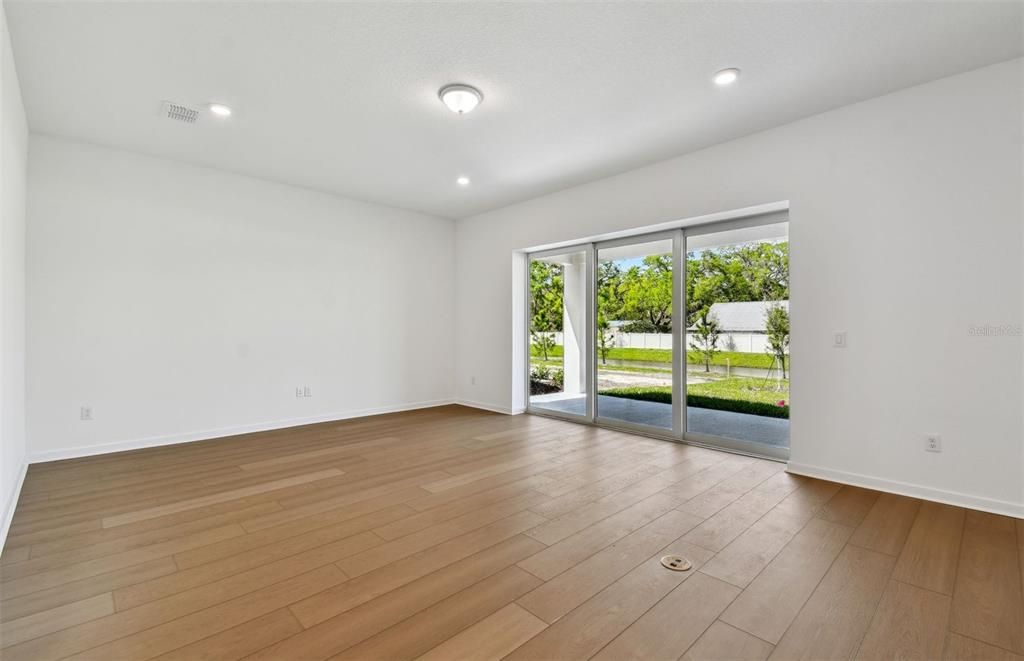 合同活跃: $565,470 (5 贝兹, 4 浴室, 3575 平方英尺)