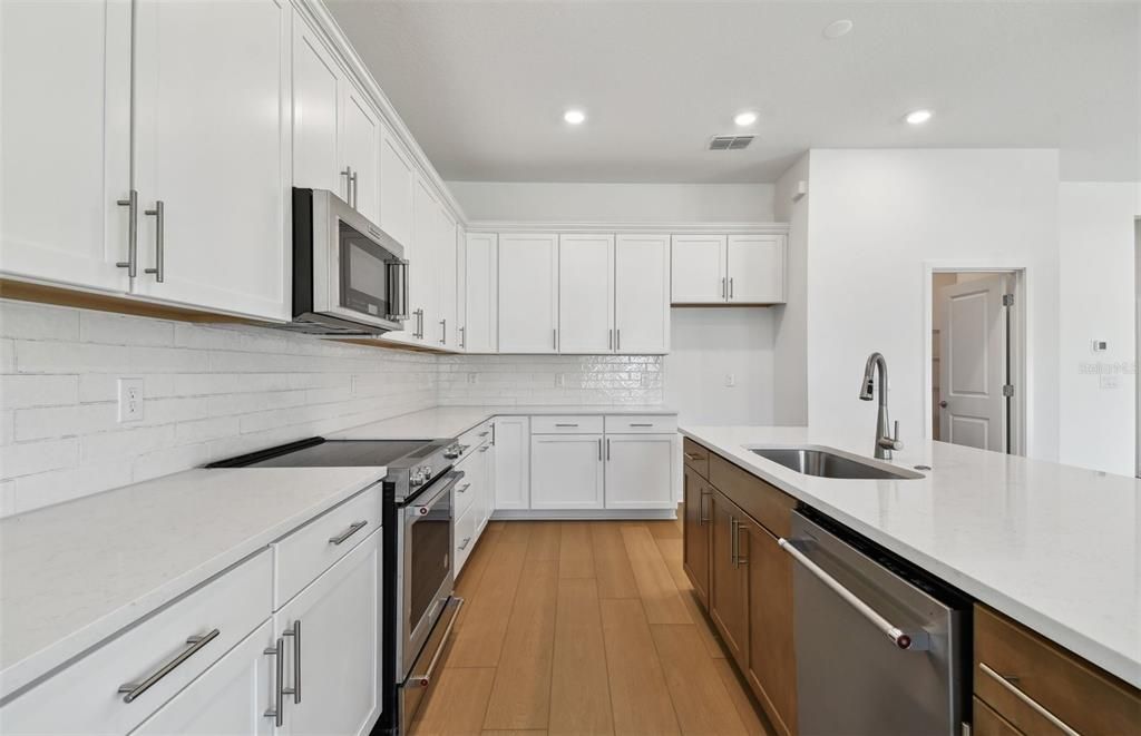 合同活跃: $565,470 (5 贝兹, 4 浴室, 3575 平方英尺)