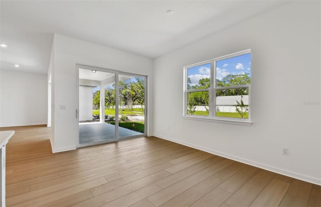 合同活跃: $565,470 (5 贝兹, 4 浴室, 3575 平方英尺)