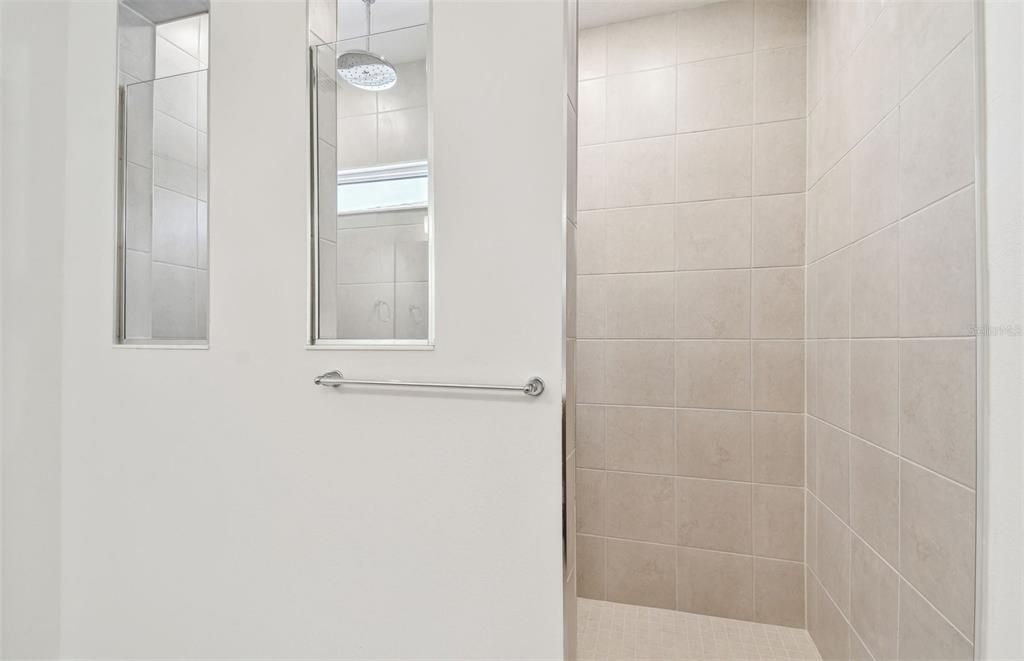 合同活跃: $565,470 (5 贝兹, 4 浴室, 3575 平方英尺)