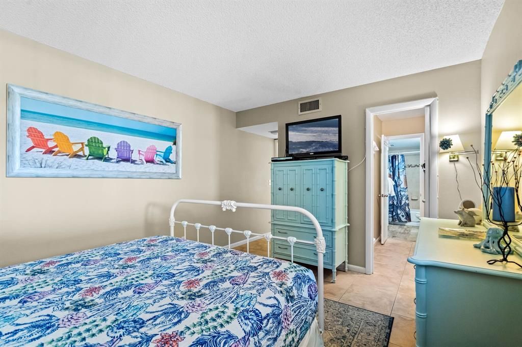 For Rent: $3,250 (1 beds, 1 baths, 1045 Square Feet)