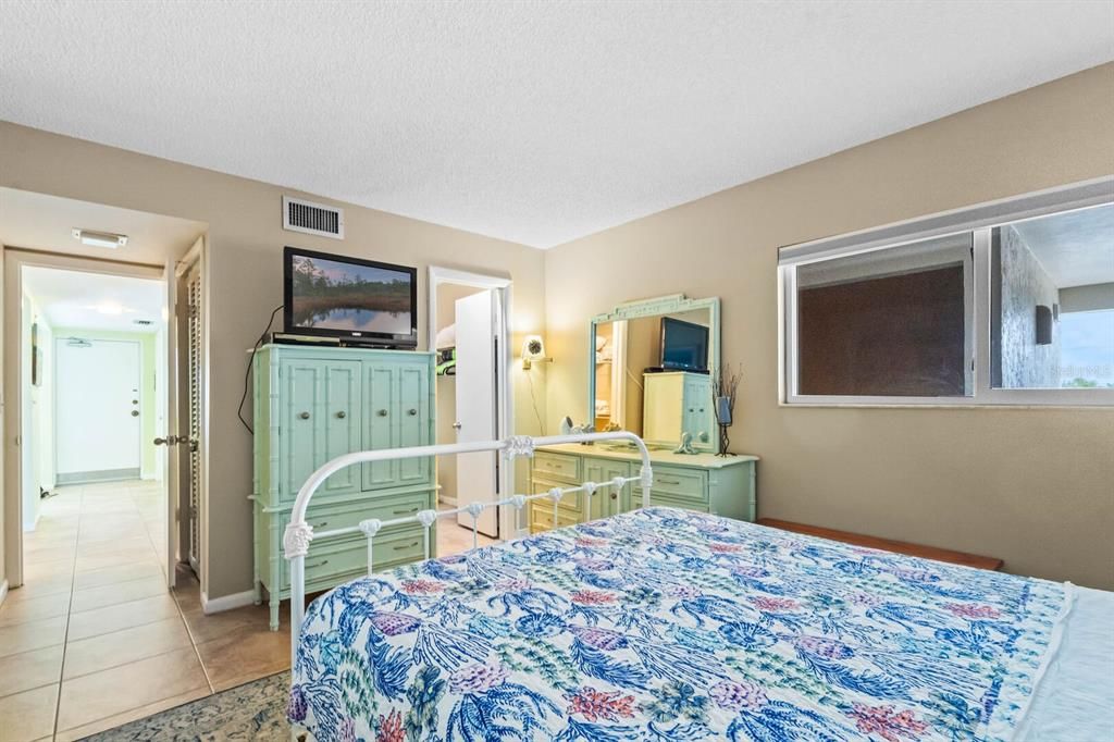 For Rent: $3,250 (1 beds, 1 baths, 1045 Square Feet)