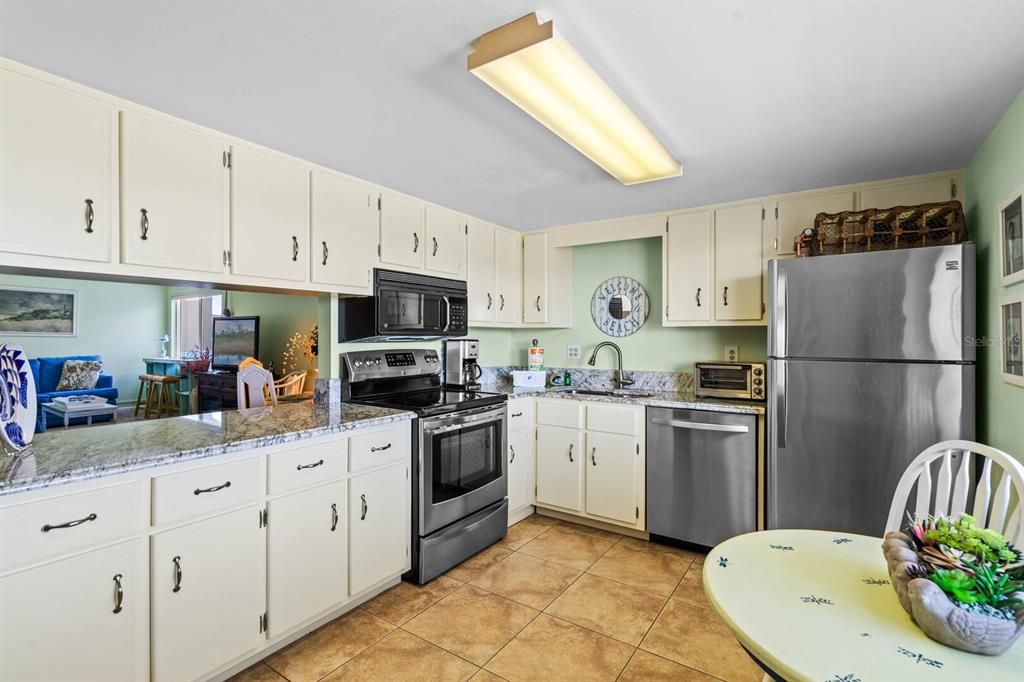 For Rent: $3,250 (1 beds, 1 baths, 1045 Square Feet)