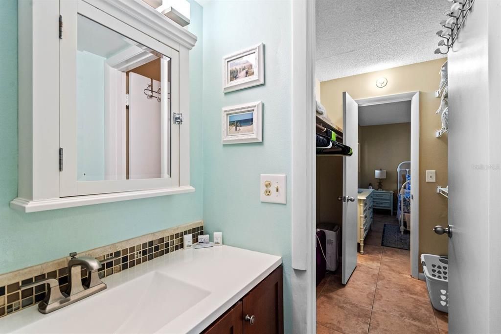 For Rent: $3,250 (1 beds, 1 baths, 1045 Square Feet)