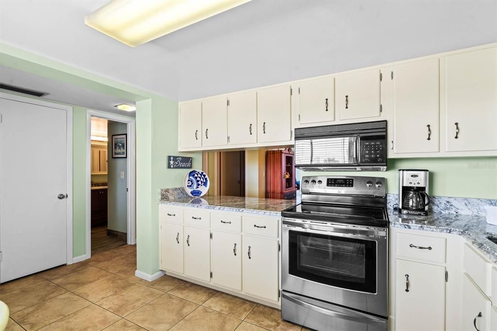 For Rent: $3,250 (1 beds, 1 baths, 1045 Square Feet)