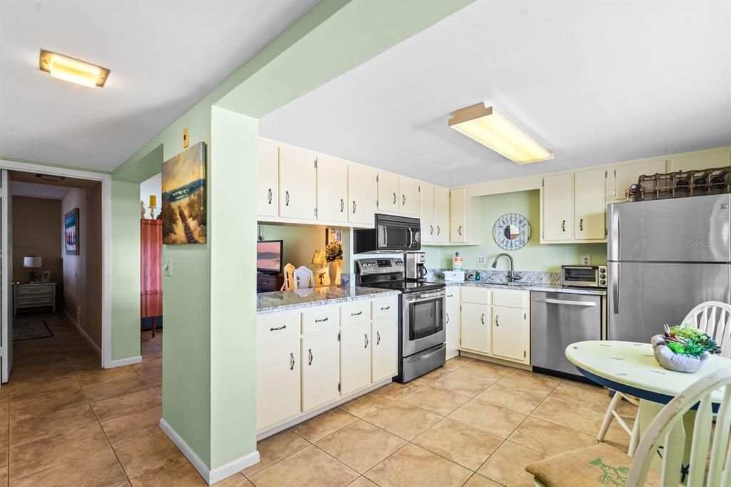 For Rent: $3,250 (1 beds, 1 baths, 1045 Square Feet)