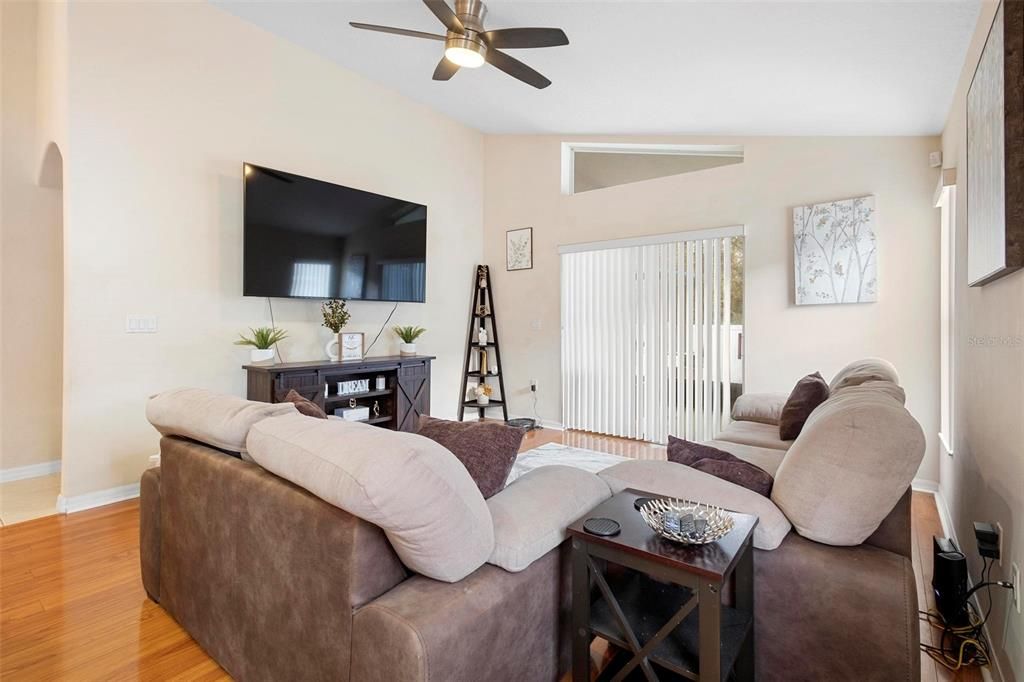 待售: $384,500 (4 贝兹, 2 浴室, 2106 平方英尺)