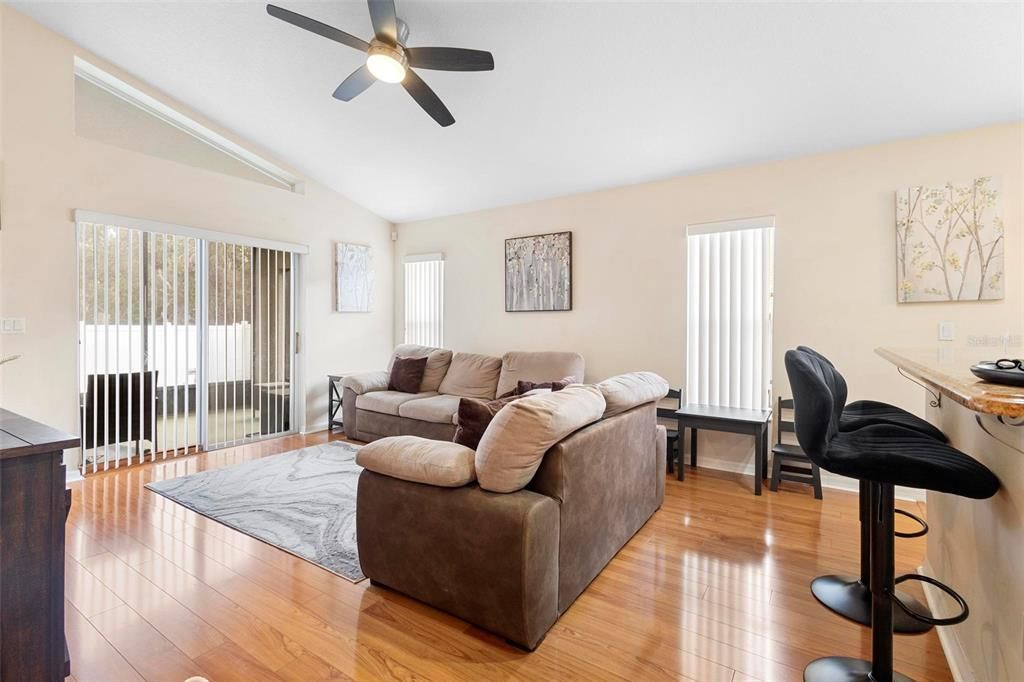 待售: $384,500 (4 贝兹, 2 浴室, 2106 平方英尺)