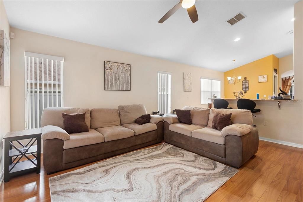 待售: $384,500 (4 贝兹, 2 浴室, 2106 平方英尺)