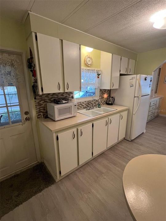 Active With Contract: $98,500 (2 beds, 2 baths, 856 Square Feet)