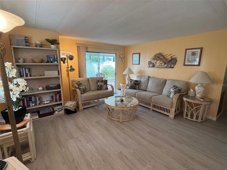 Active With Contract: $98,500 (2 beds, 2 baths, 856 Square Feet)