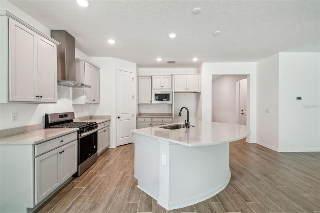 Под контрактом: $334,900 (2 спален, 2 ванн, 1698 Квадратных фут)