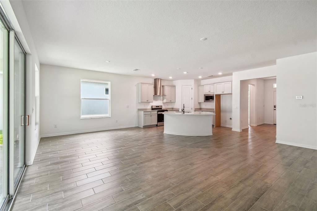 Под контрактом: $334,900 (2 спален, 2 ванн, 1698 Квадратных фут)