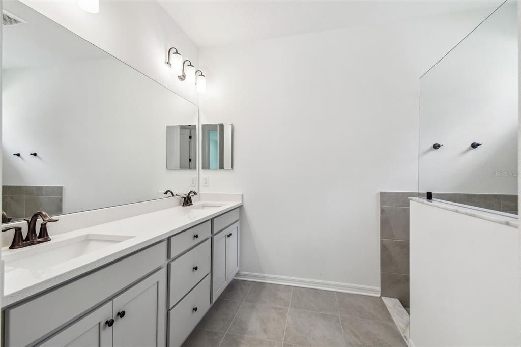 Под контрактом: $334,900 (2 спален, 2 ванн, 1698 Квадратных фут)