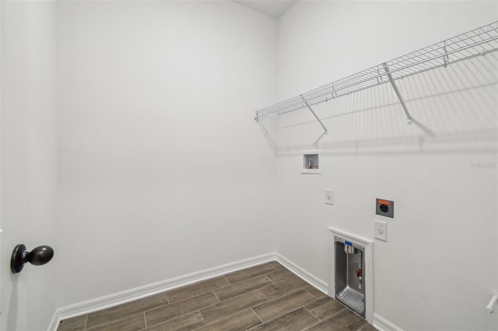 Под контрактом: $334,900 (2 спален, 2 ванн, 1698 Квадратных фут)