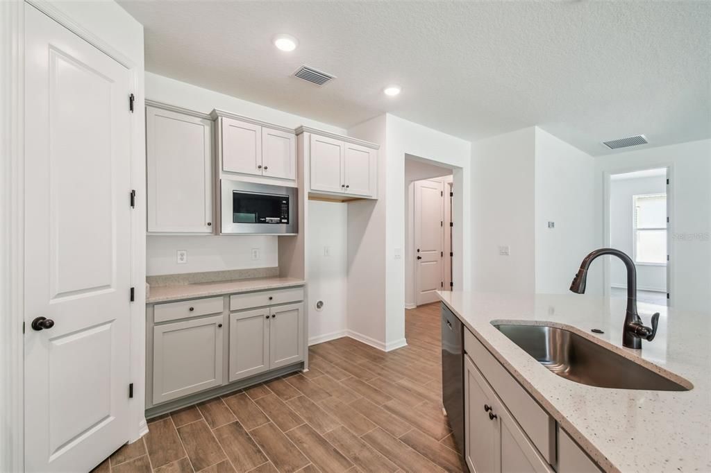 Под контрактом: $334,900 (2 спален, 2 ванн, 1698 Квадратных фут)