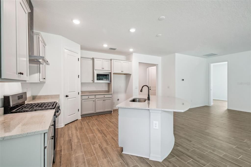 Под контрактом: $334,900 (2 спален, 2 ванн, 1698 Квадратных фут)