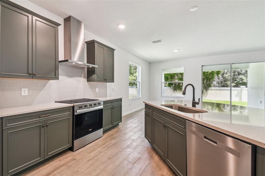 Под контрактом: $334,900 (2 спален, 2 ванн, 1698 Квадратных фут)