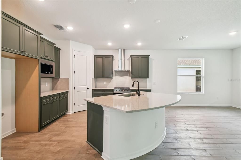 Под контрактом: $334,900 (2 спален, 2 ванн, 1698 Квадратных фут)