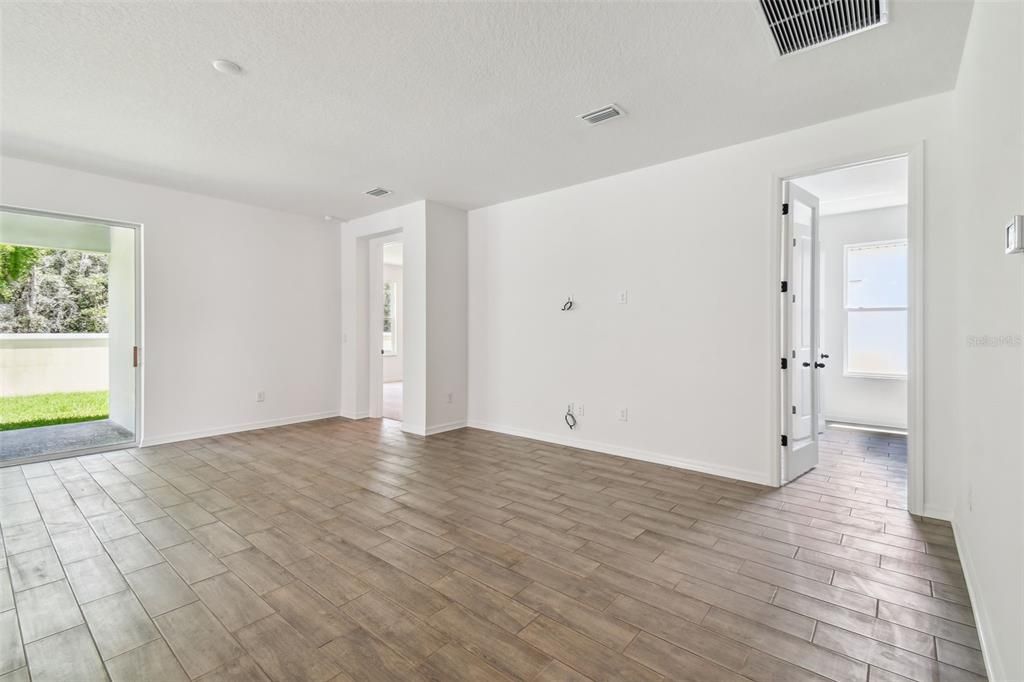 Под контрактом: $334,900 (2 спален, 2 ванн, 1698 Квадратных фут)