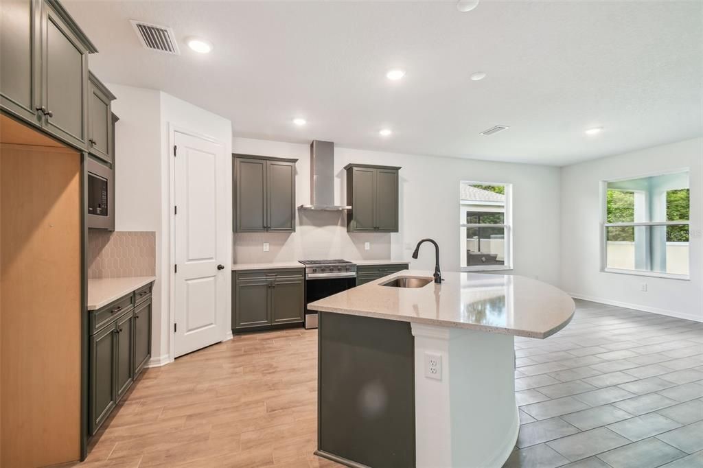 Под контрактом: $334,900 (2 спален, 2 ванн, 1698 Квадратных фут)