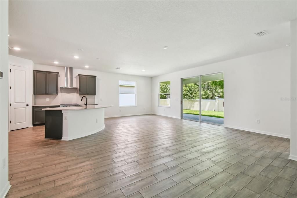 Под контрактом: $334,900 (2 спален, 2 ванн, 1698 Квадратных фут)