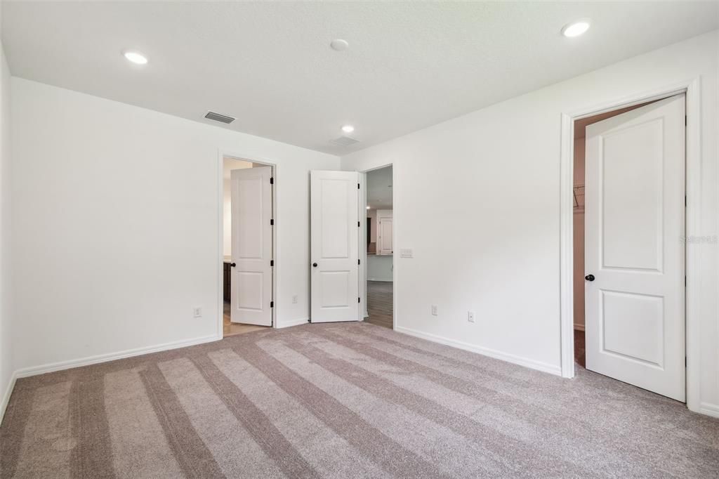 Под контрактом: $334,900 (2 спален, 2 ванн, 1698 Квадратных фут)