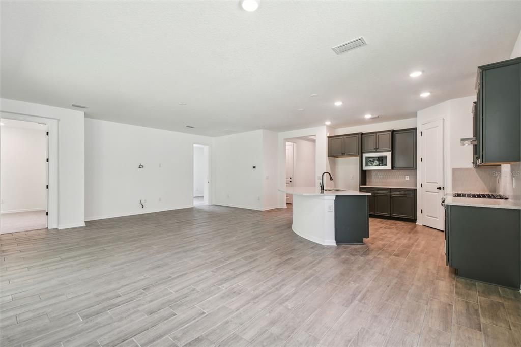 Под контрактом: $334,900 (2 спален, 2 ванн, 1698 Квадратных фут)