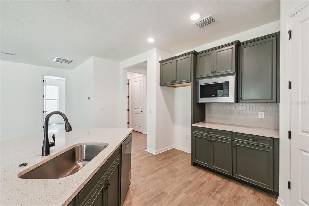 Под контрактом: $334,900 (2 спален, 2 ванн, 1698 Квадратных фут)