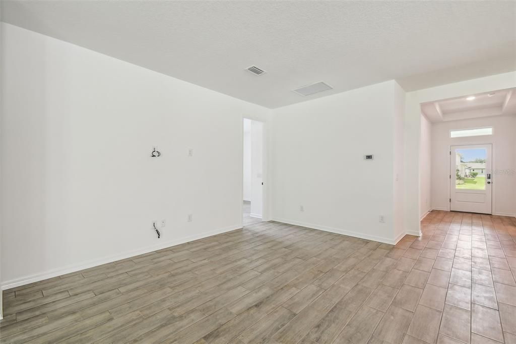 Под контрактом: $334,900 (2 спален, 2 ванн, 1698 Квадратных фут)