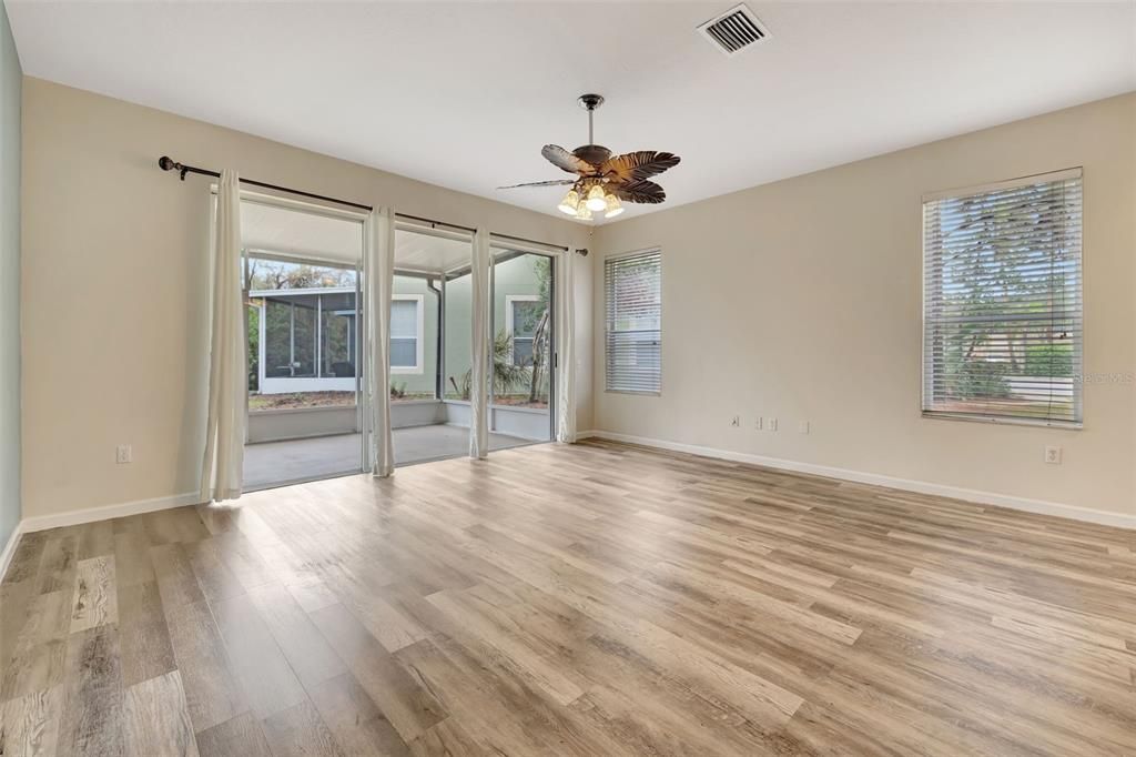 Activo con contrato: $240,000 (3 camas, 2 baños, 1684 Pies cuadrados)